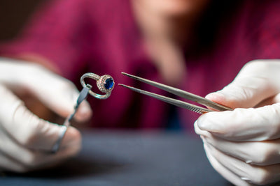 Restauration de bijoux 101 : comment les professionnels revitalisent vos bagues, objets de famille et pièces de valeur