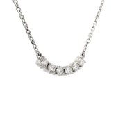 Collier élégant incurvé en diamants