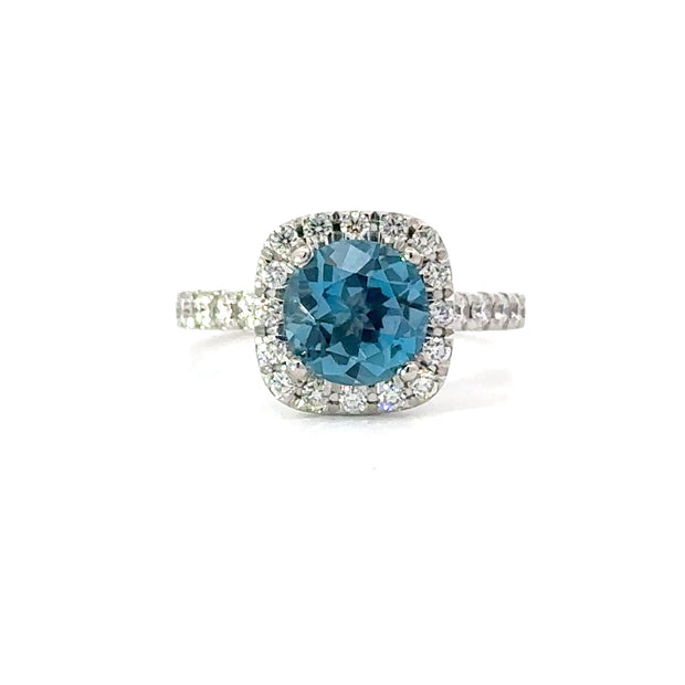 Bague en topaze bleue de Londres avec halo de diamants coussin