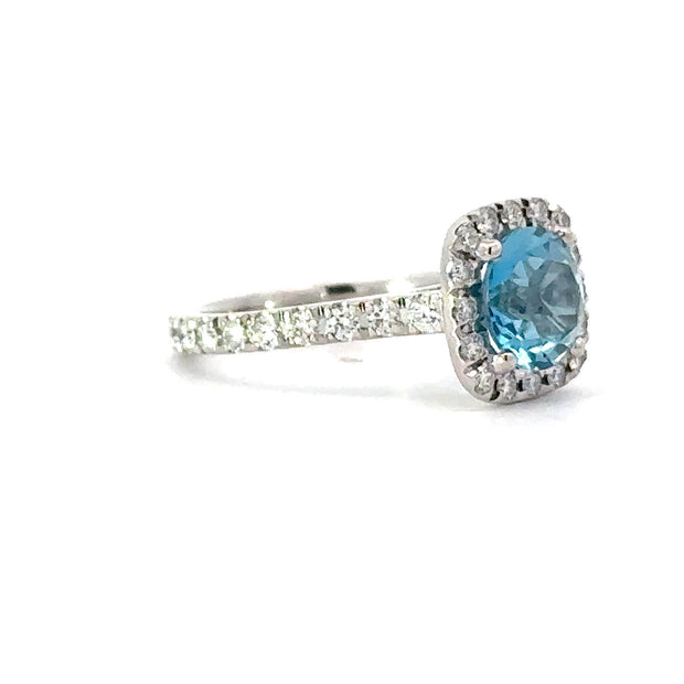 Bague en topaze bleue de Londres avec halo de diamants coussin