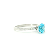 Bague solitaire topaze bleue avec accents de diamants