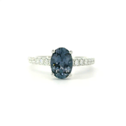 Bague en spinelle violette ovale et diamants