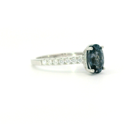 Bague en spinelle violette ovale et diamants