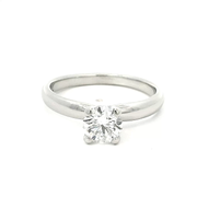 Bague solitaire classique en diamant et platine