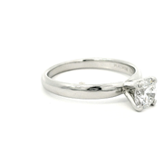 Bague solitaire classique en diamant et platine
