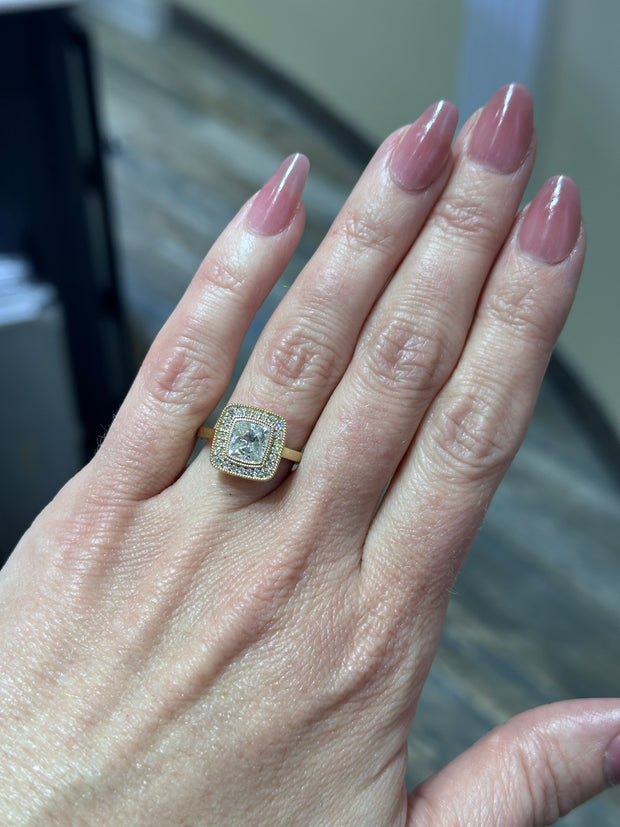 Bague de fiançailles avec diamant rond canadien et halo de diamants coussinés