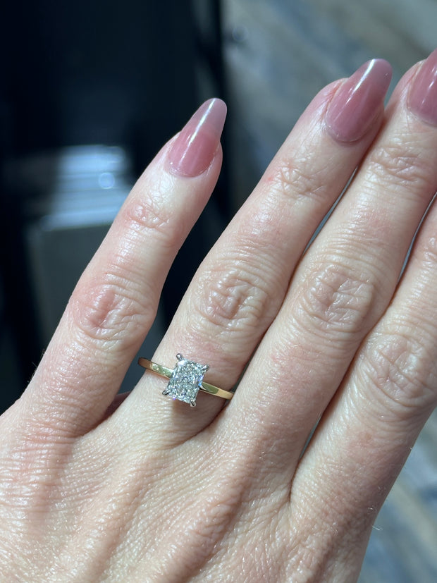 Bague de fiançailles solitaire avec diamant canadien radiant et halo caché