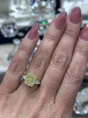 Bague de fiançailles avec diamant canadien jaune taille radiant fantaisie