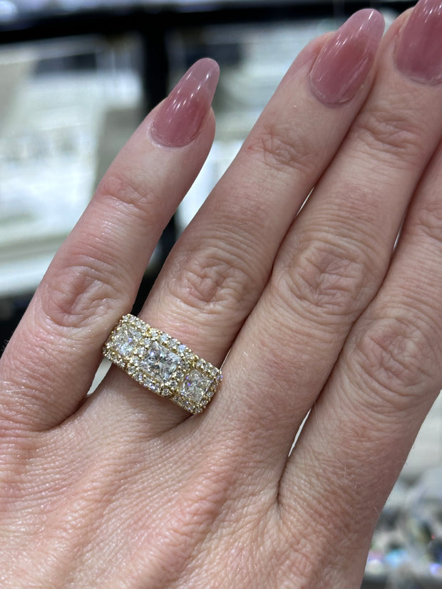 Bague à trois pierres avec diamants taille princesse canadiens