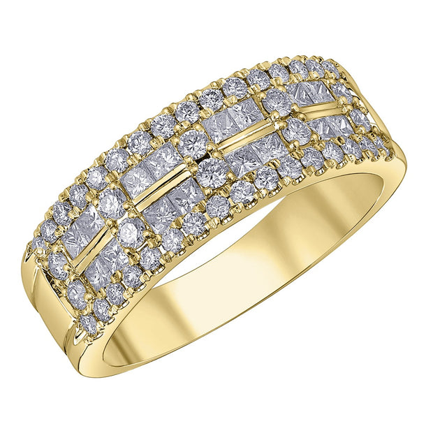 Bague fantaisie en diamants taille princesse