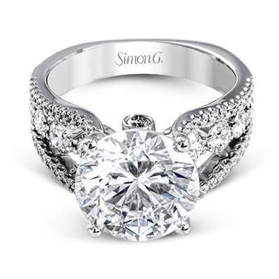Engagement Ring in 18k Gold with Diamonds